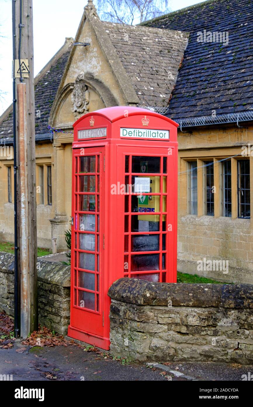 Inverno in Longborough, un villaggio Costwold vicino a Stowe-sul-l'-Wold, Gloucestershire, Regno Unito il villaggio defibrillatore Foto Stock