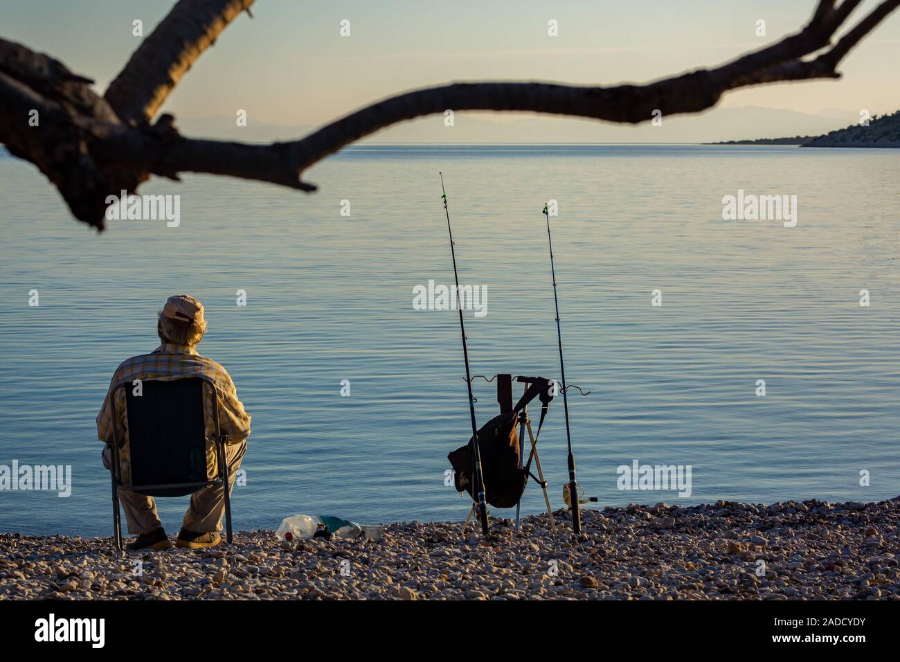 Pescatore a Sarandi villaggio in Grecia Foto Stock