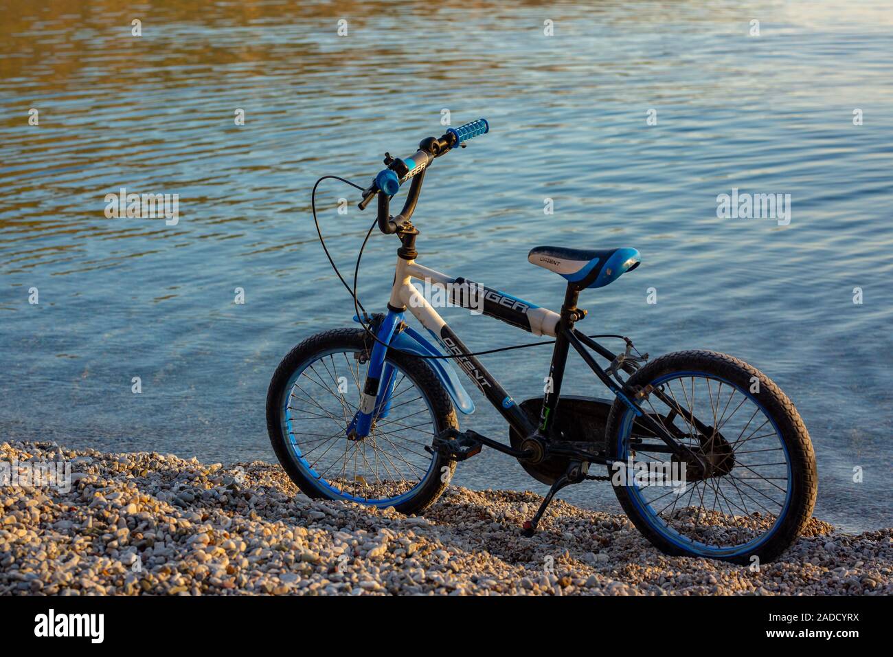 Bicicletta sul beachshore di Saranti in Grecia Foto Stock
