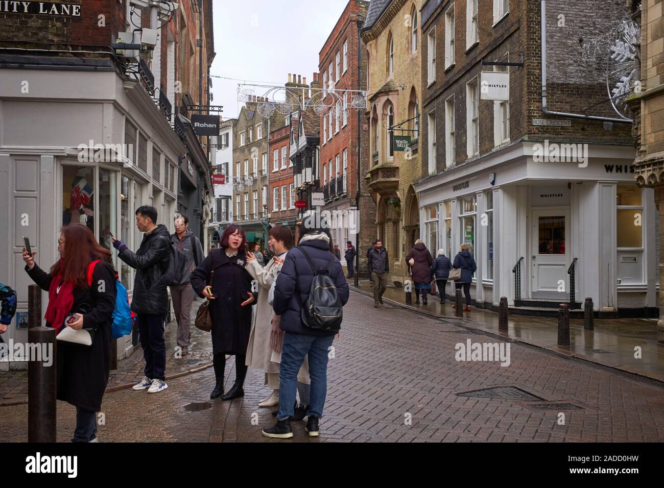 I turisti cinesi in un gruppo di fotografare con i loro telefoni cellulari nel centro di Cambridge Foto Stock