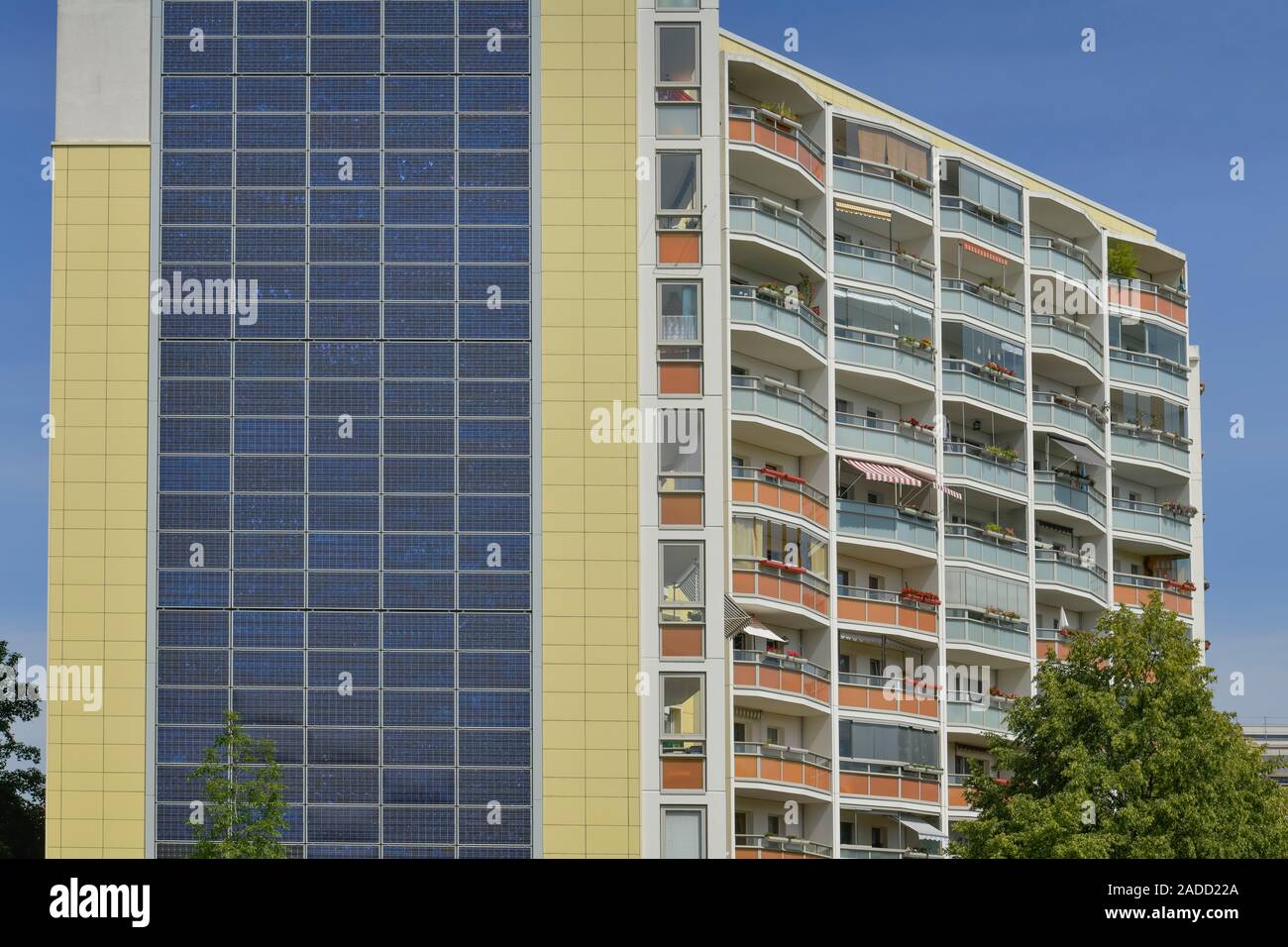 Fotovoltaik-Anlage, Hochhaus, Ludwig-Renn-Straße 35, Marzahn di Berlino, Deutschland Foto Stock