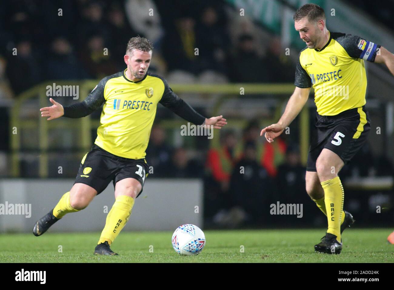 Burton upon Trent, Regno Unito. 03 Dic, 2019. David Templeton di Burton Albion (11) e Paolo Buxton di Burton Albion (5) con la palla durante il cielo EFL scommettere League 1 match tra Burton Albion e Southend uniti alla Pirelli Stadium, Burton upon Trent, in Inghilterra il 3 dicembre 2019. Foto di Mick Haynes. Solo uso editoriale, è richiesta una licenza per uso commerciale. Nessun uso in scommesse, giochi o un singolo giocatore/club/league pubblicazioni. Credit: UK Sports Pics Ltd/Alamy Live News Foto Stock