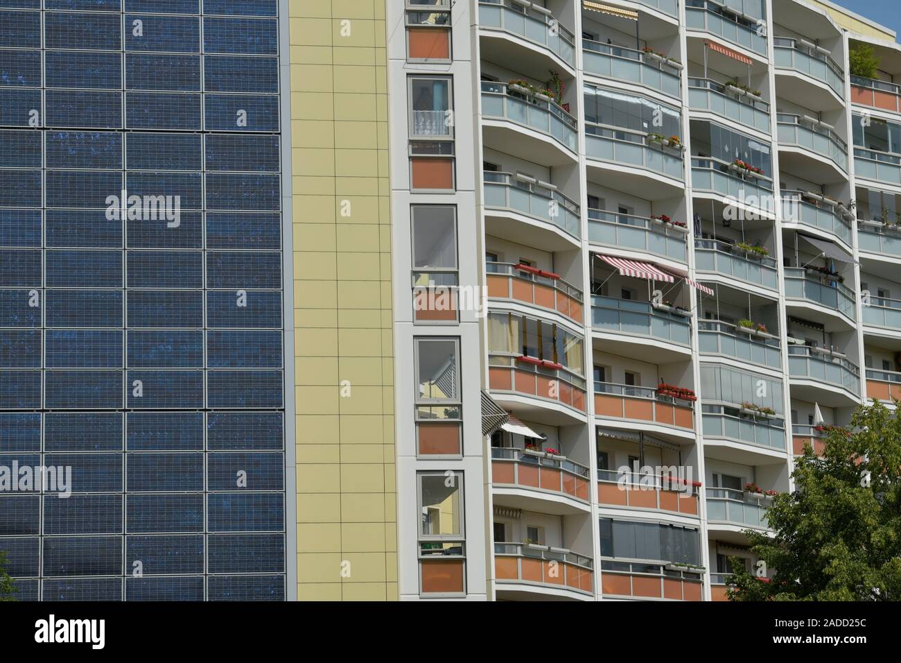 Fotovoltaik-Anlage, Hochhaus, Ludwig-Renn-Straße 35, Marzahn di Berlino, Deutschland Foto Stock