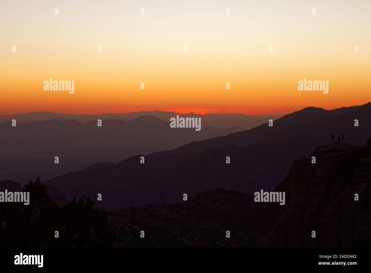 Mistica del tramonto su Tucson, AZ con montagne e colline Foto Stock