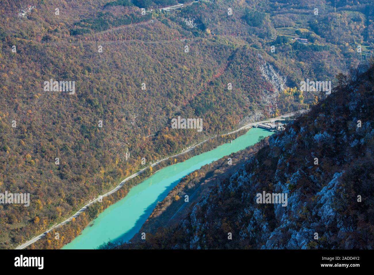 Il soca fiume scorre di fronte a Solkan power plant in Slovenia Foto Stock