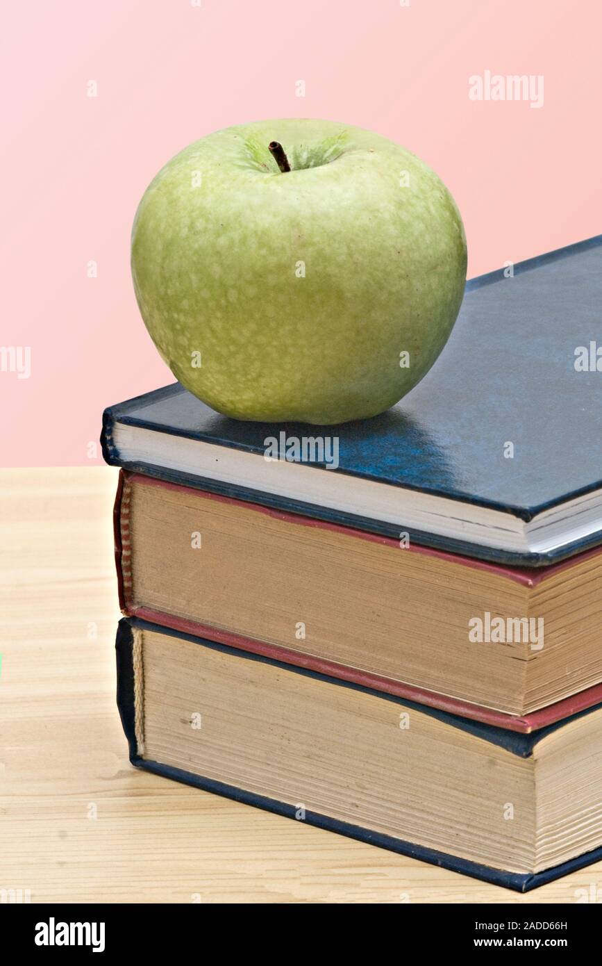 Mela verde sulla parte superiore dei libri Foto Stock