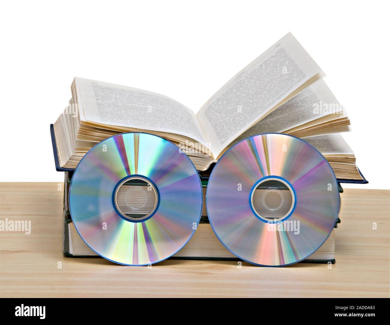 Libri e DVD come simboli di vecchi e nuovi metodi di memorizzazione delle informazioni Foto Stock