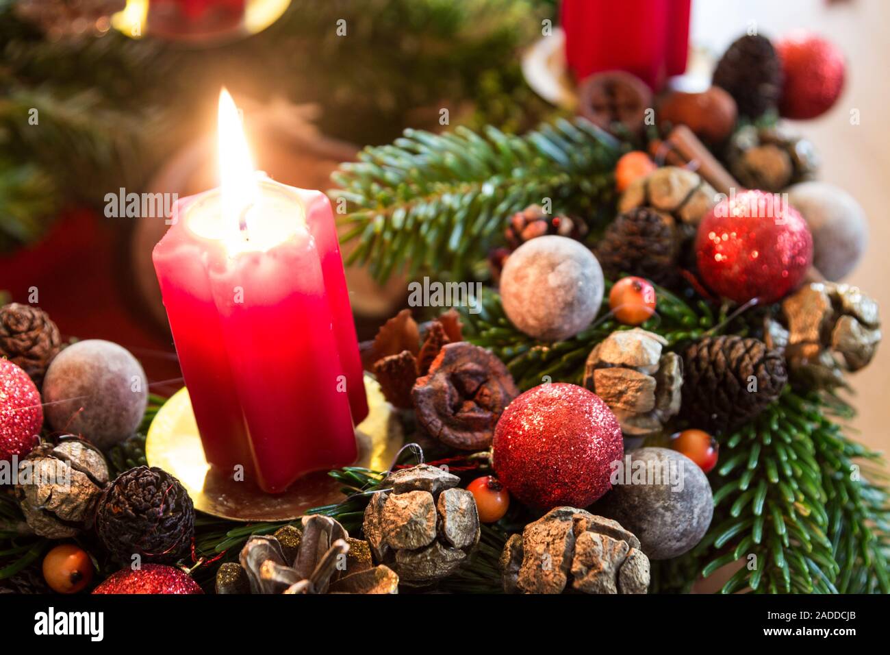 Candela che brucia sul fatto in casa Natale corona di Avvento Foto Stock
