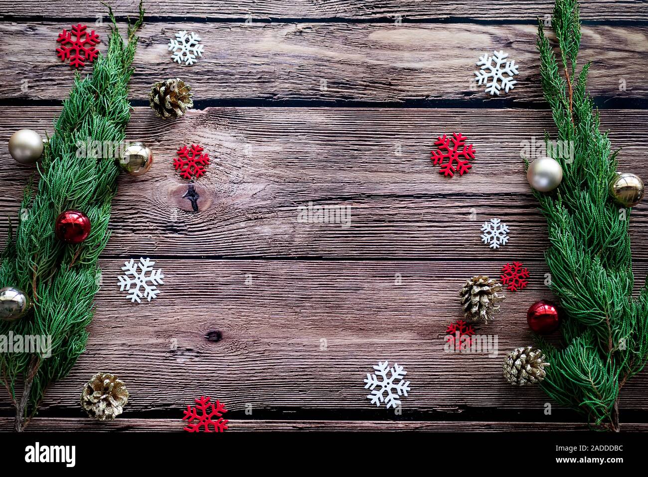 Verde di pini , golden pigna , i fiocchi di neve , Natale ornamenti sfera su sfondo di legno con spazio di copia Foto Stock