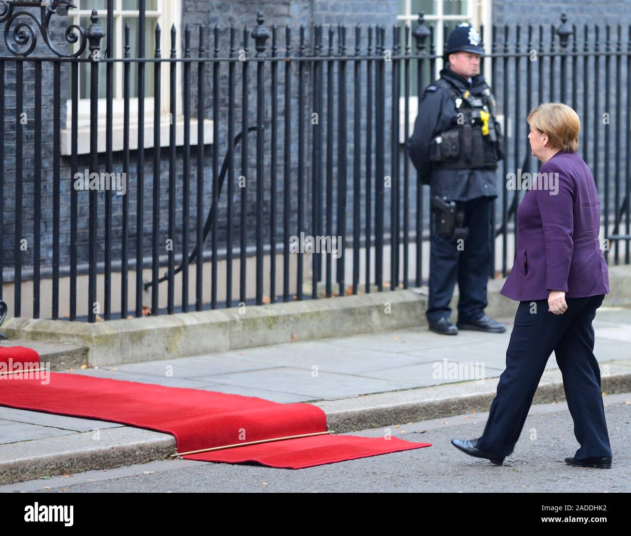 Il cancelliere tedesco Angela Merkel in arrivo a Downing Street per una riunione dei leader della NATO, 3 Dic 2019 Foto Stock
