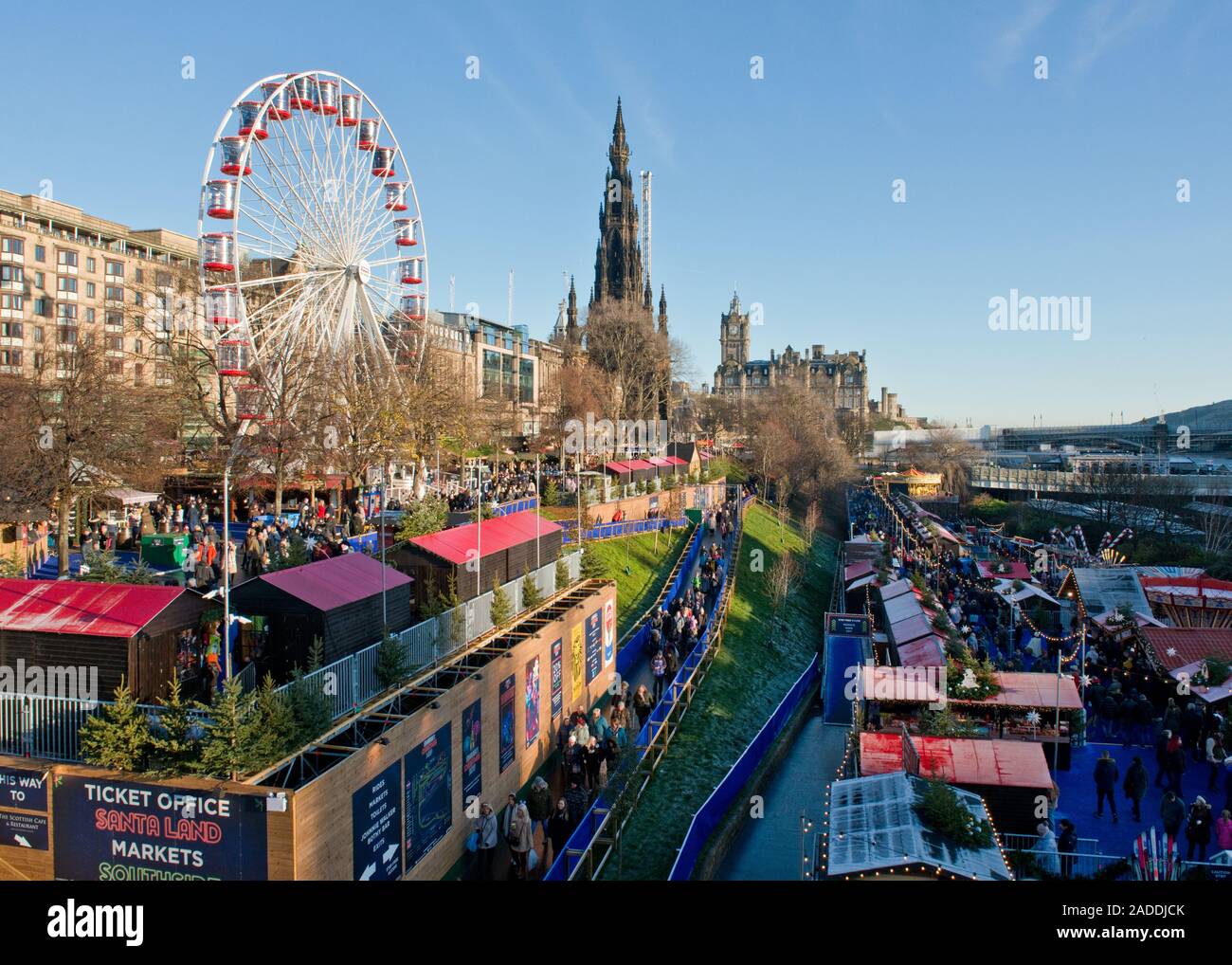 Ruota grande (via 1 ruota grande), il mercato di Natale e Walter Scott Monument. Balmoral Hotel in background. Princes Street Gardens. Edimburgo, Scozia Foto Stock