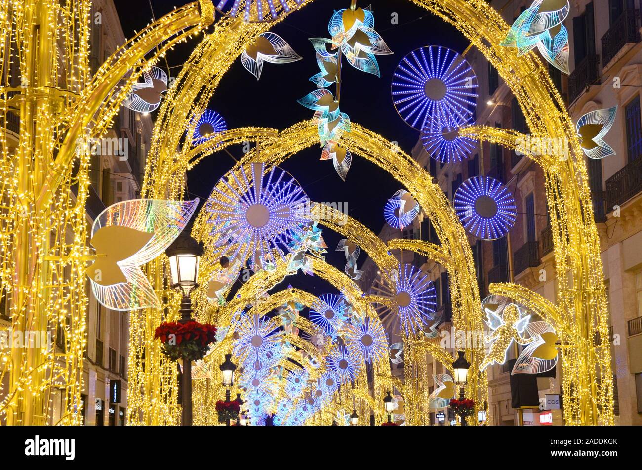 Calle Larios, la strada principale di Malaga, Spagna, durante il periodo di Natale 2019 Foto Stock