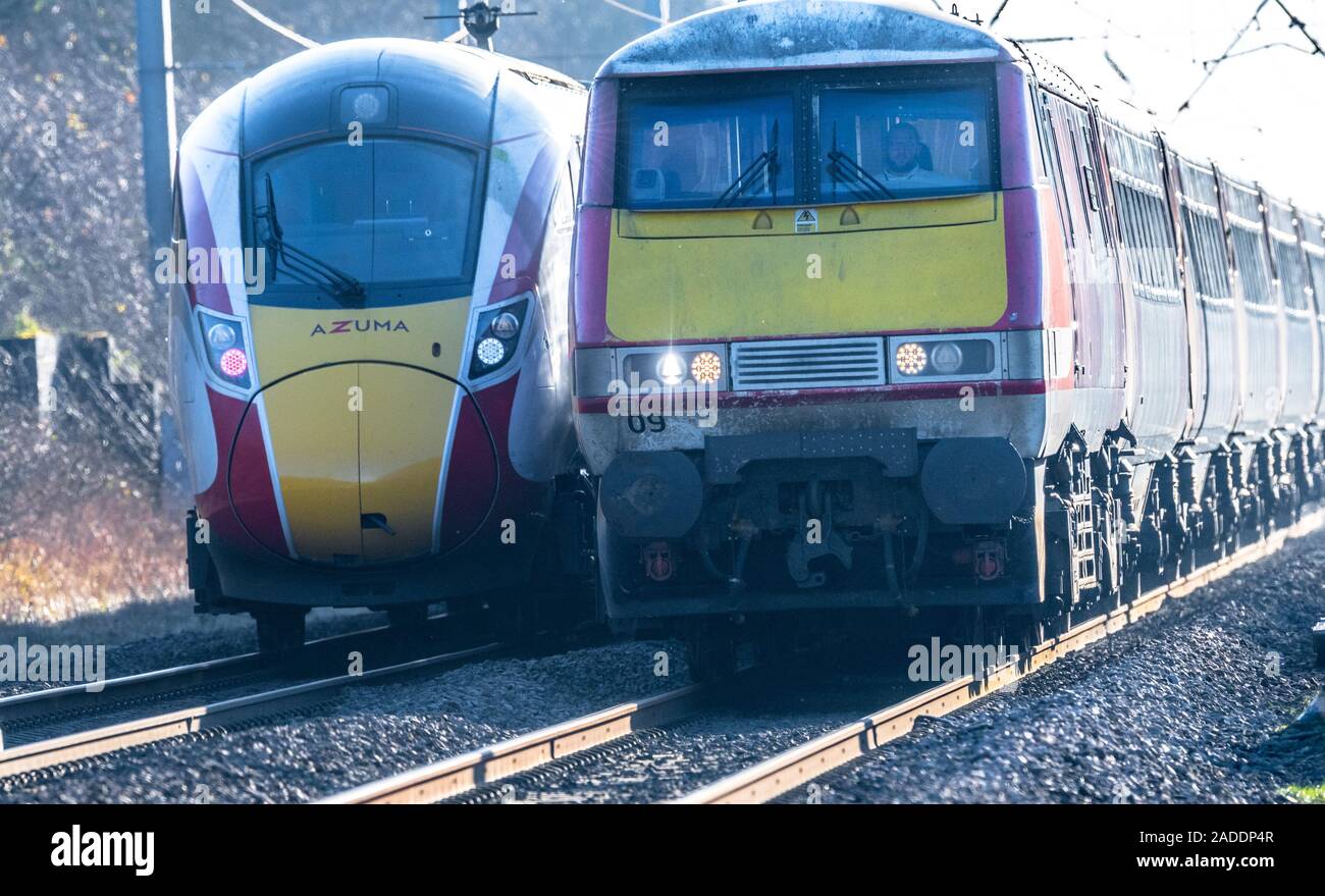 Il nuovo LNER Azuma treno elettrico operante sulla costa est Mainline, Inghilterra, Regno Unito passando a 225 HST che andrà a sostituire. Foto Stock