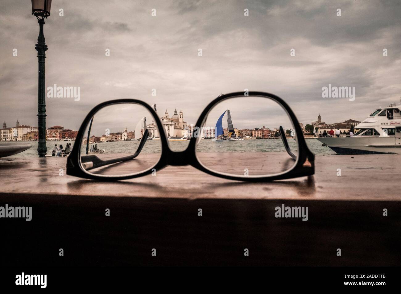 Venezia in autunno. A piedi lungo la passeggiata a mare di Isola della Giudecca. Sul canale Giudecca vi è un sacco di traffico in barca e sullo sfondo il famoso skyline della città lagunare. Foto Stock