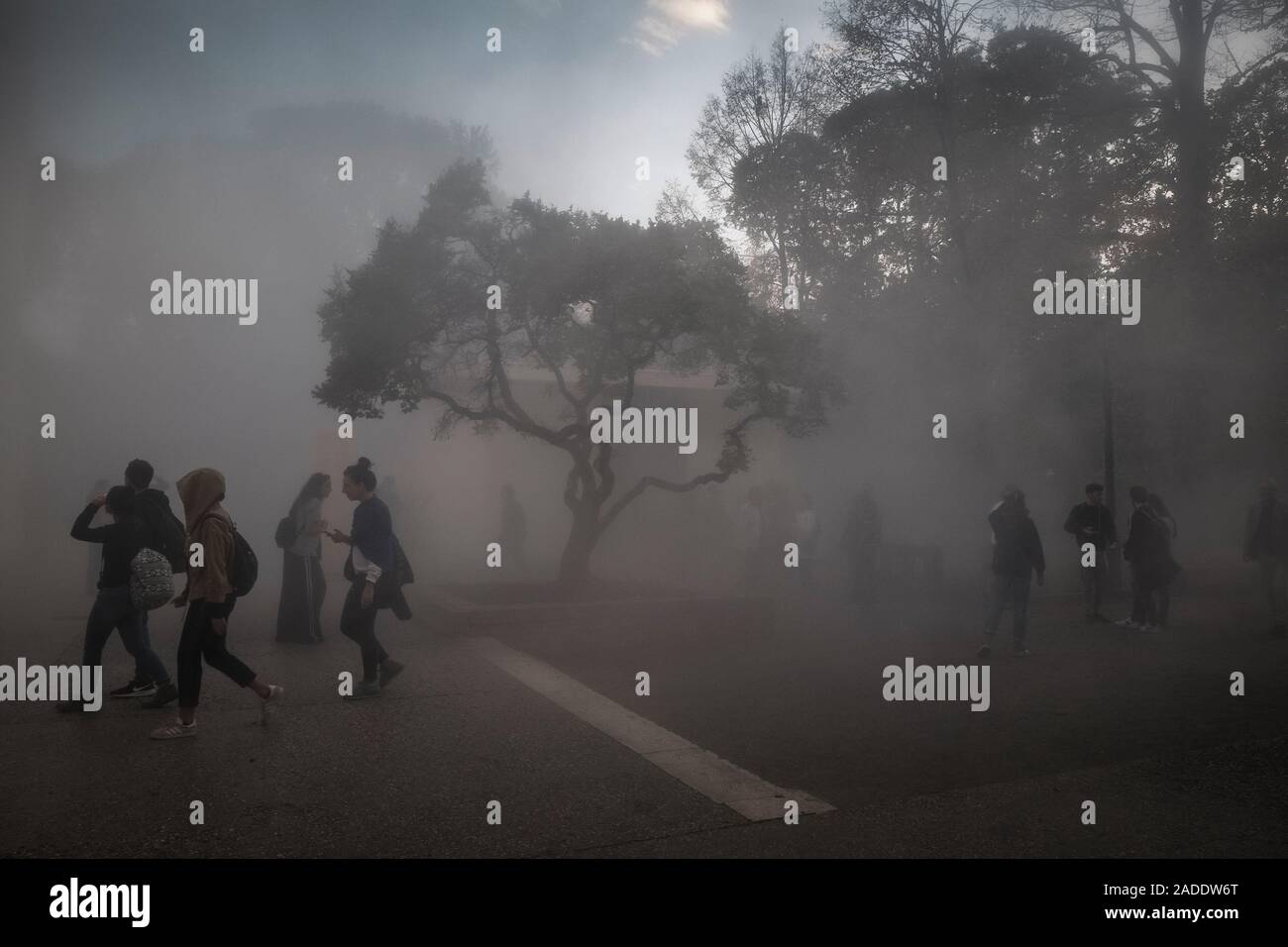 Biennale Arte Venezia in autunno 2019 sul sito del festival Giradini. Visitatori e installazione di nebbia nella parte anteriore del salone centrale. Foto Stock