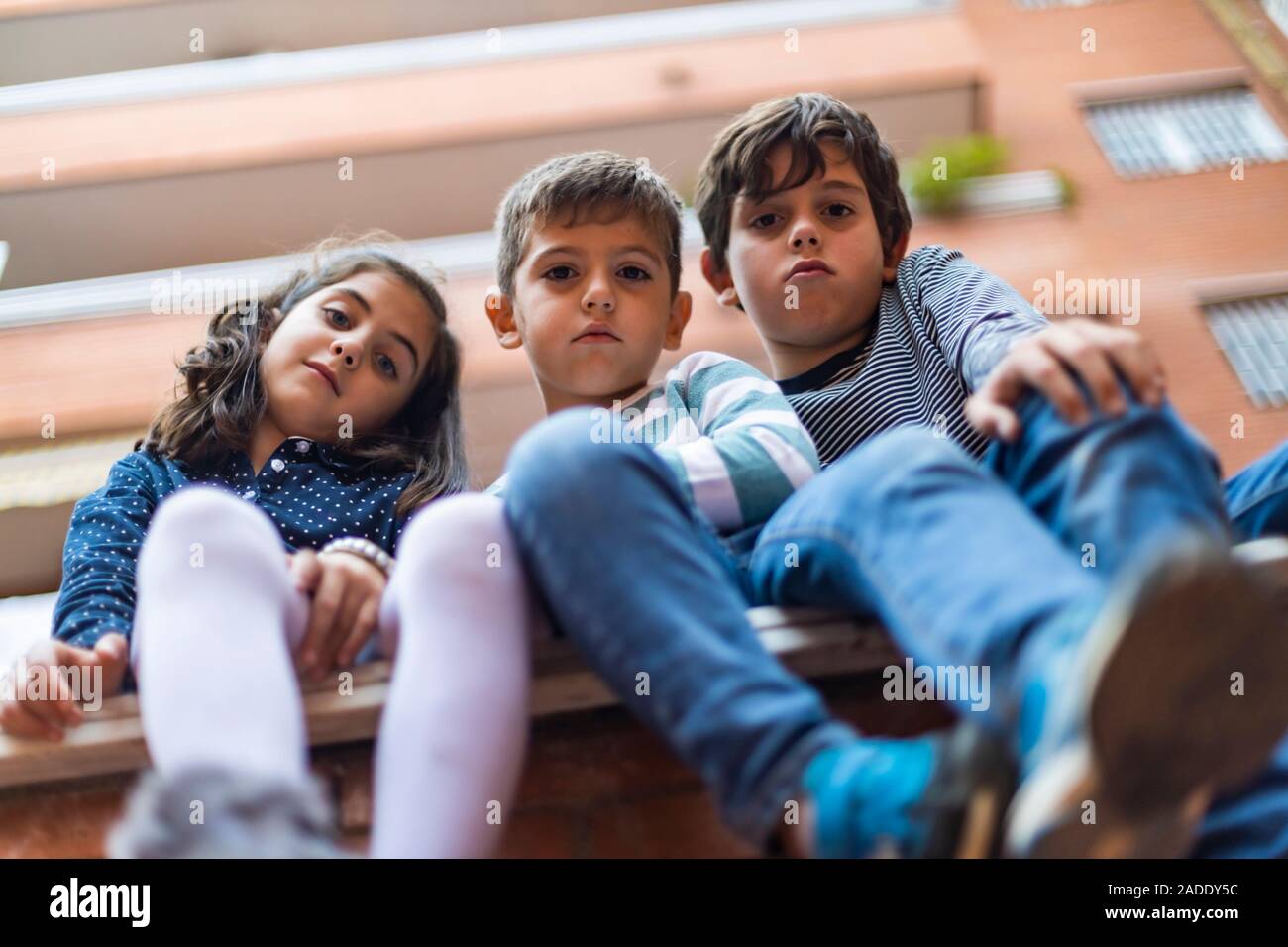 Tre bad boys seduti sul quartiere Foto Stock