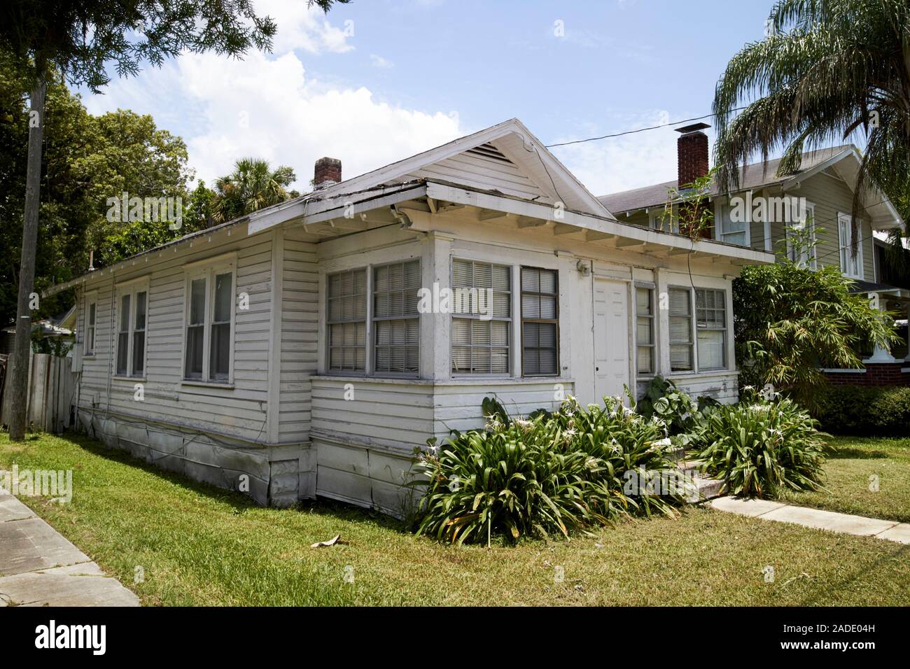 Il vecchio dipinto di bianco sul pannello di legno casa in Lake Eola Heights Historic District città di Orlando in Florida usa Foto Stock