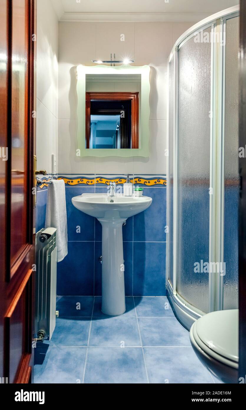 Piccolo bagno con box doccia Foto stock - Alamy