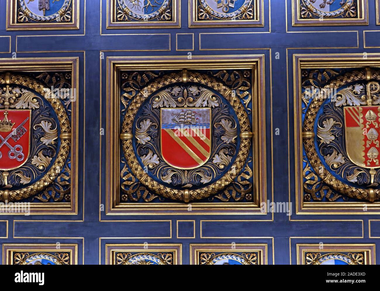 Biblioteca Centrale di Manchester - cresta della città dal soffitto di entrata, armi e creste del Ducato di Lancaster, la sede di York, la sede di Manchester Foto Stock