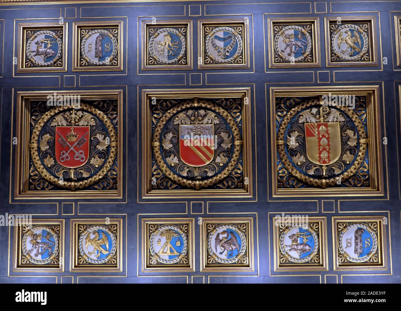 Biblioteca Centrale di Manchester - cresta della città dal soffitto di entrata, armi e creste del Ducato di Lancaster, la sede di York, la sede di Manchester Foto Stock