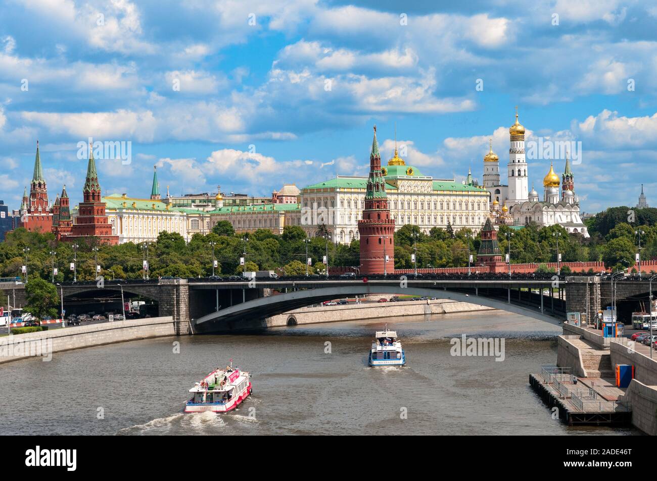 Barche sul fiume Moskva verso il Cremlino di Mosca, Russia Foto Stock