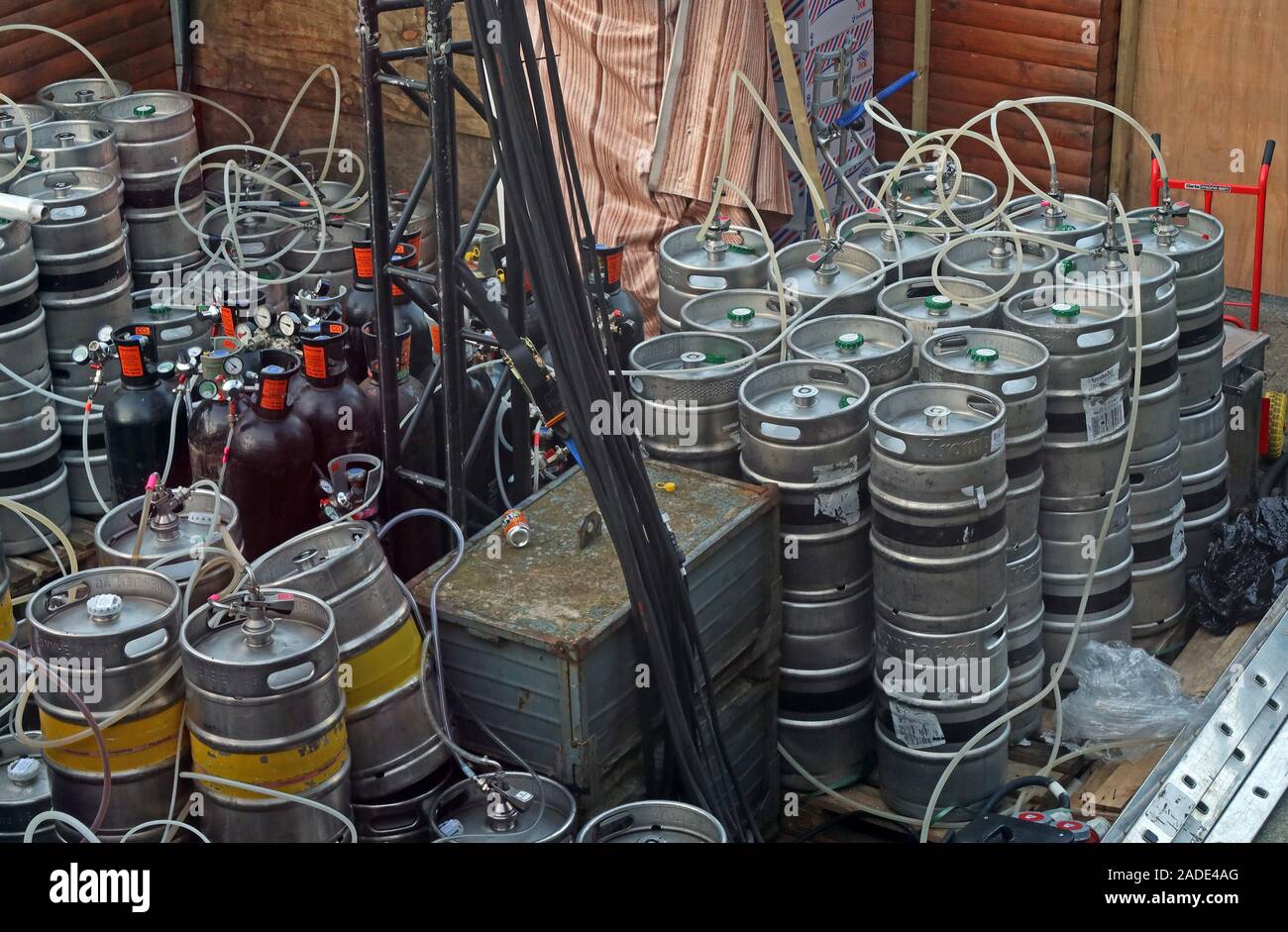 30 barili di birra, collegati ad un bar, Christmas Bar, mercato tedesco, Manchester, Inghilterra, Regno Unito Foto Stock