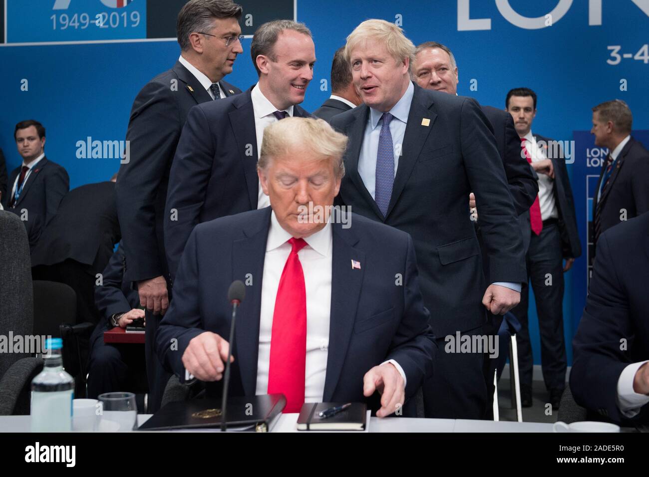 Il presidente statunitense Donald Trump (anteriore) con il Segretario di Stato per gli affari esteri Dominic Raab (centro sinistra) snd Primo Ministro Boris Johnson(al centro a destra) durante la Nato annuale di capi di Stato e di governo al vertice di The Grove hotel a Watford, Hertfordshire. Foto Stock