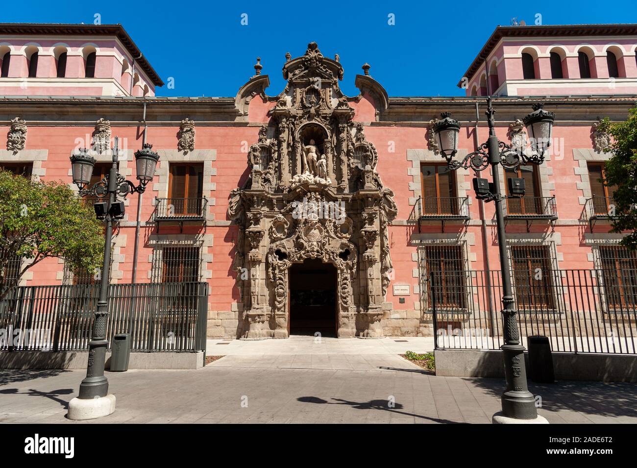 Ornato barocco Churrigueresque ingresso al Museo de Historia, formerly Royal Ospizio di San Fernando, Madrid, Spagna Foto Stock