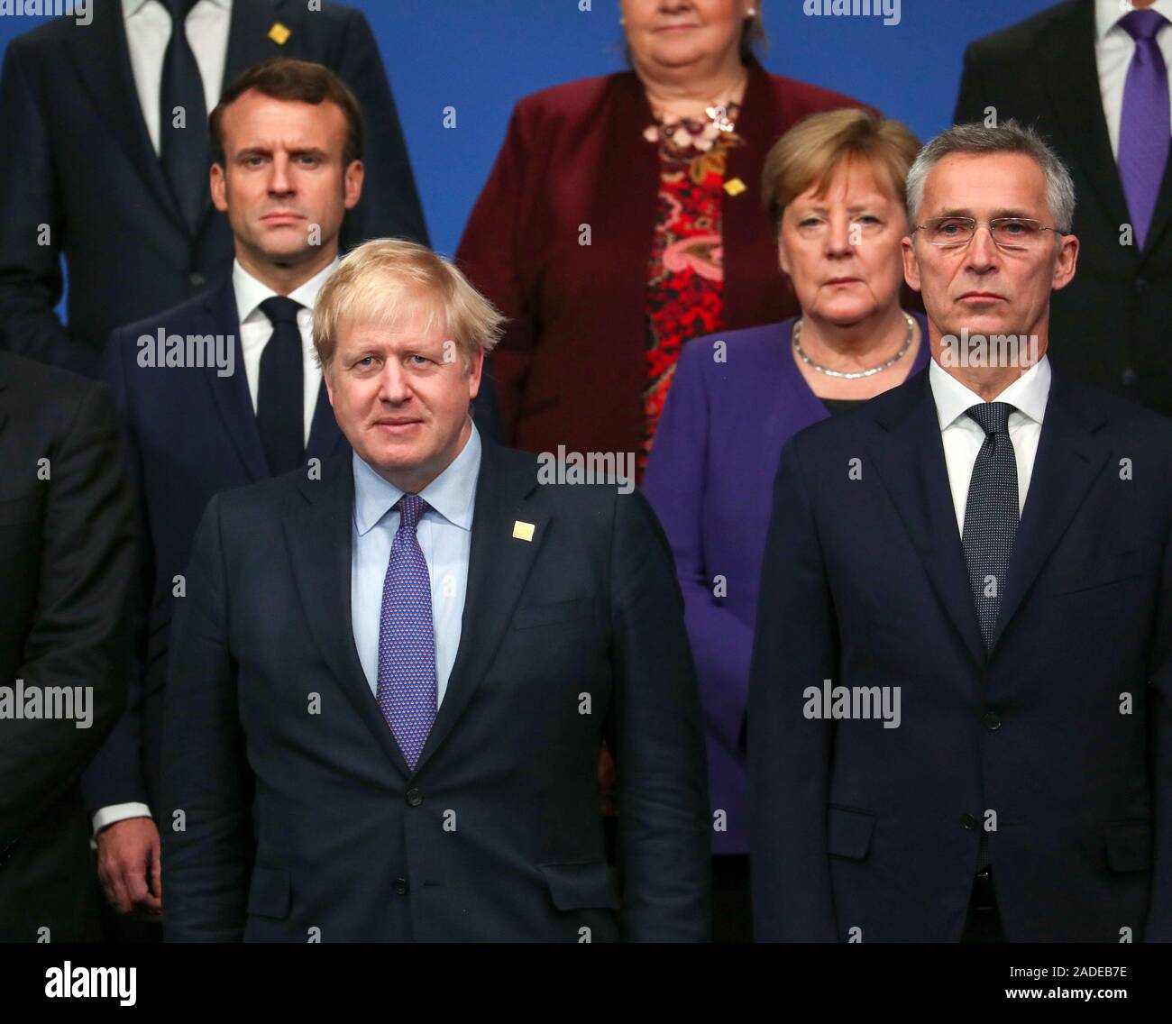 Il primo ministro Boris Johnson (anteriore sinistro con la Francia Presidente Emmanuel Macron (sinistra) e in Germania il Cancelliere Angela Merkel (seconda a destra) e il Segretario Generale della Nato Jens Stoltenberg (a destra) durante la Nato annuale di capi di Stato e di governo al vertice di The Grove hotel a Watford, Hertfordshire. Foto Stock