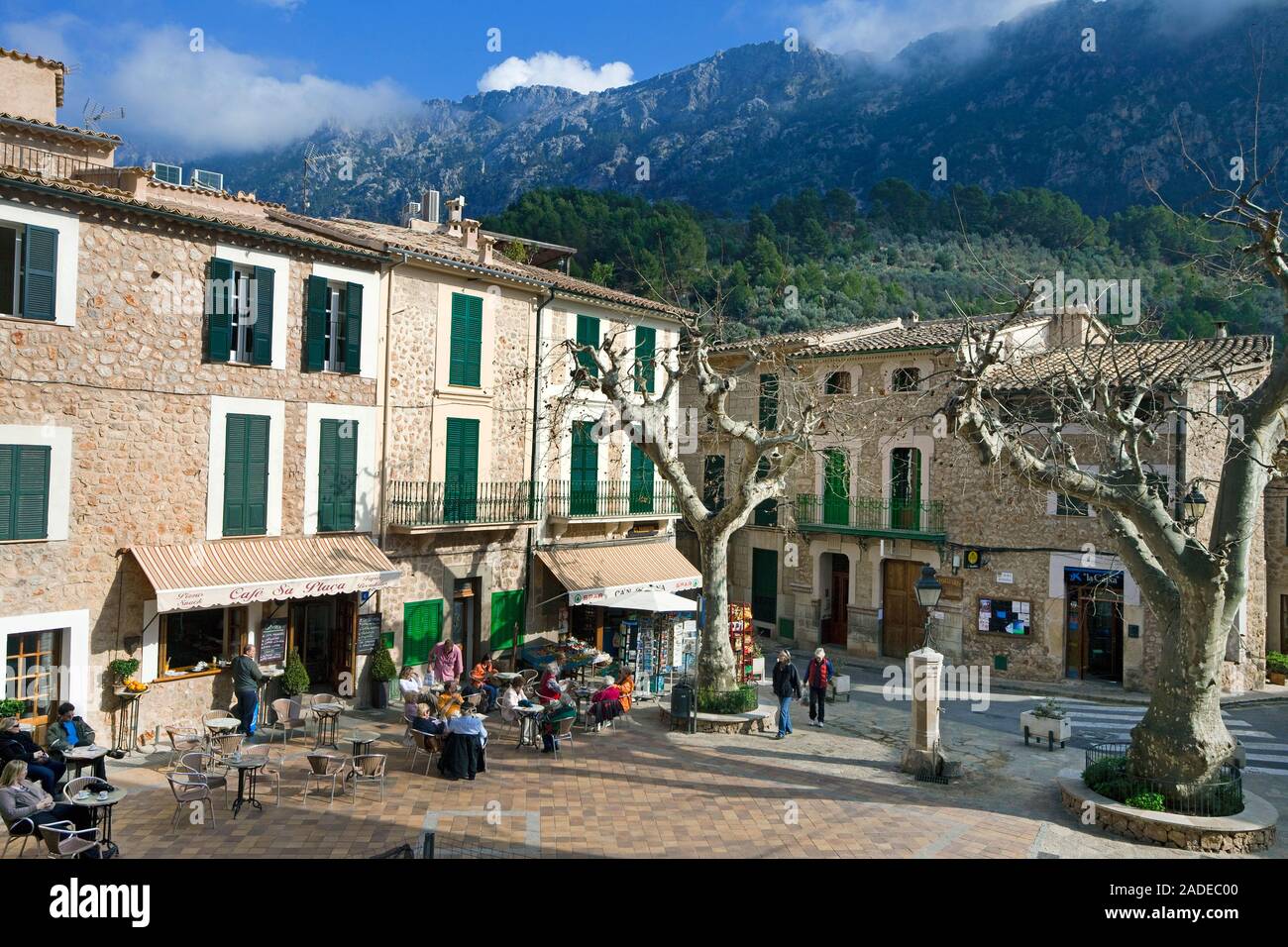 Placa d'Espanya, piazza del paese nel villaggio di montagna Fornalutx, Serra de Tramuntana, Maiorca, Isole Baleari, Spagna Foto Stock