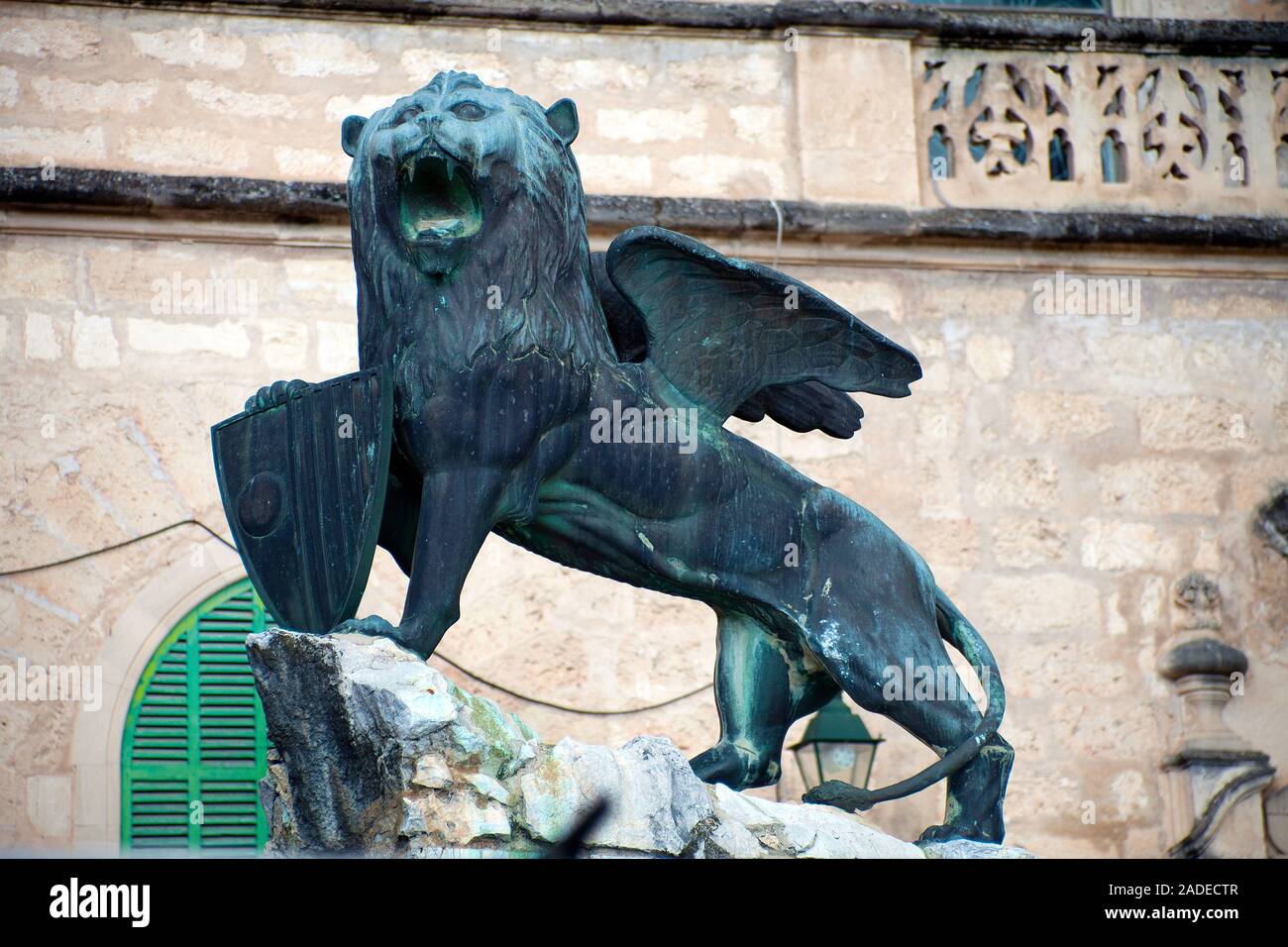 Famoso leone alato di San Marco, il leone di bronzo del santo patrono e un simbolo di potere, vedere lo stemma della città sotto la sua zampa, Sineu, Mallorca, Spagna Foto Stock