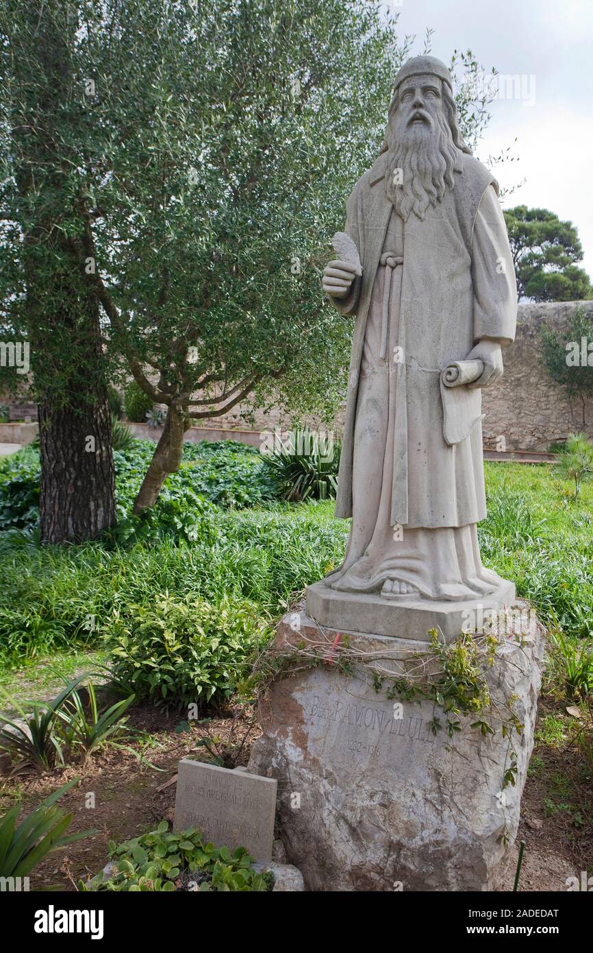 Statua in onore di Raimondo Lullo, giardino del monastero, Santuari de Nostra Senyora de cura, monastero del Puig de Randa, Maiorca, isole Baleari, Spagna Foto Stock