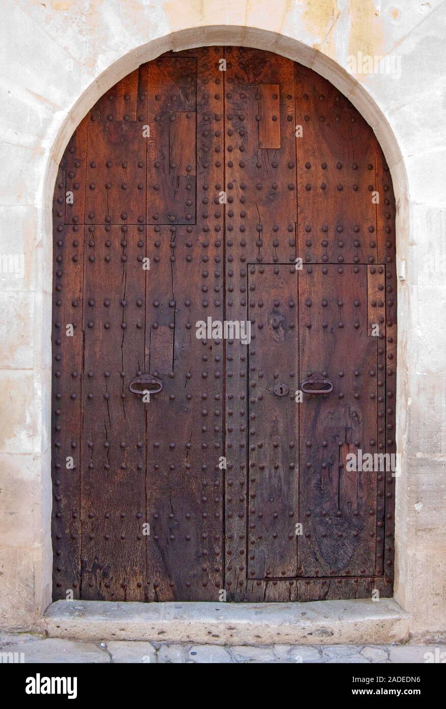 Medievale porta di legno a Santuari de Nostra Senyora de cura, monastero del Puig de Randa, Maiorca, isole Baleari, Spagna Foto Stock