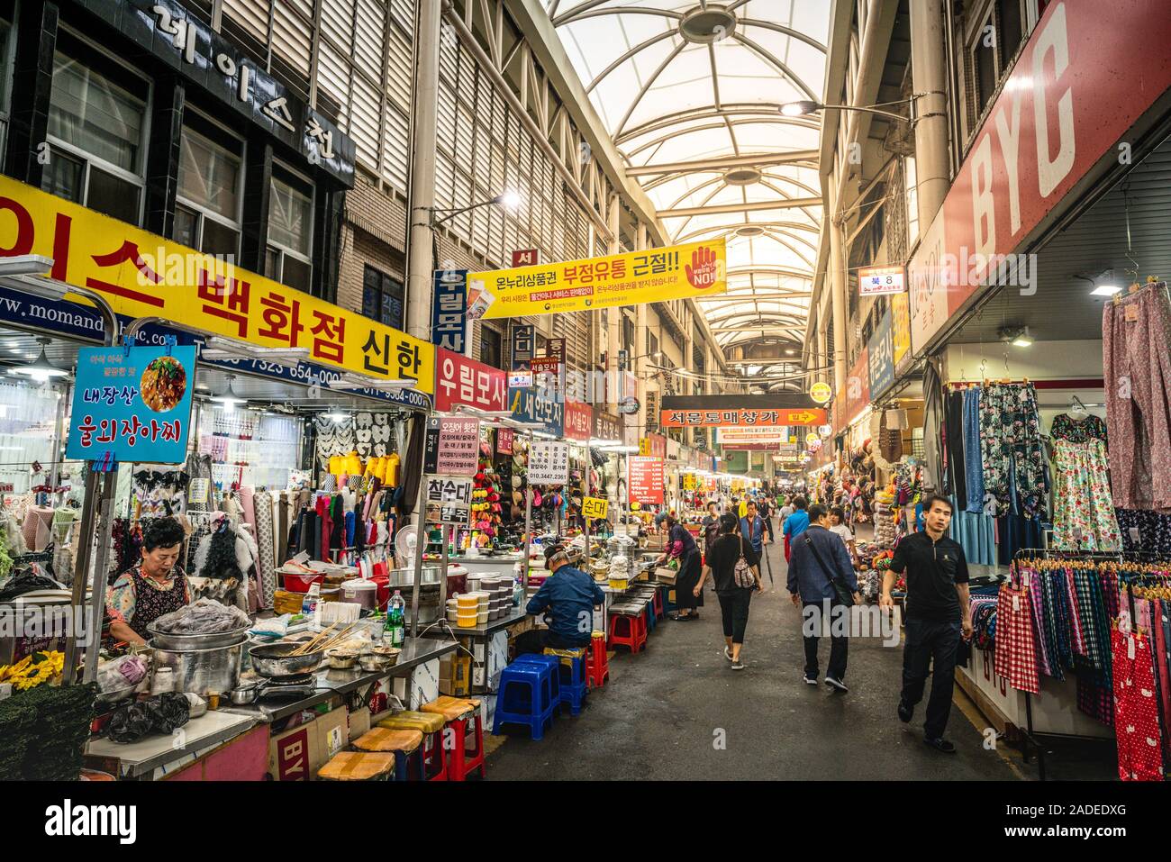 Daegu Corea, 1 Ottobre 2019 : Daegu Seomun mercato coperto durante il giorno alley vista con cibo e vestiti con bancarelle e persone a Daegu Corea del Sud Foto Stock