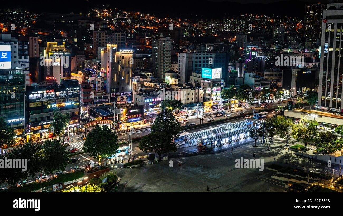Busan in Corea, 1 Ottobre 2019 : città di Busan tenebrologo vista superiore con la piazza della stazione e Texas street in Busan Corea del Sud Foto Stock