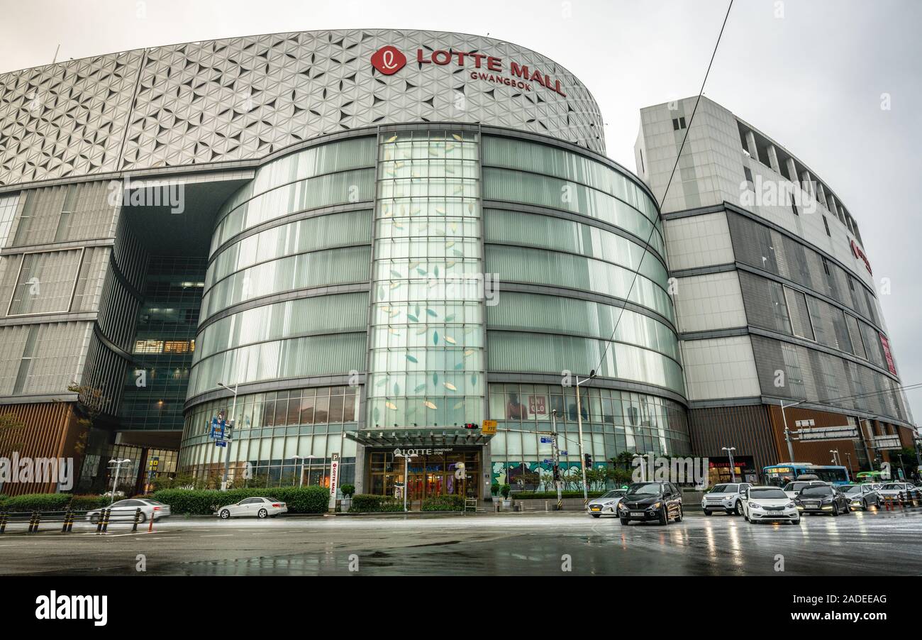 Busan in Corea, 2 Ottobre 2019 : vista anteriore del Lotte mall Gwangbok con il logo di una località a sud coreano department store di Busan Corea del Sud Foto Stock