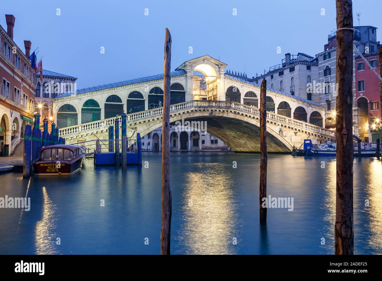 Venezia, Italia - 24 dicembre 2012. Ponte di Rialto famoso punto di riferimento su una tranquilla inverno mattina all'alba a Venezia, Italia Foto Stock