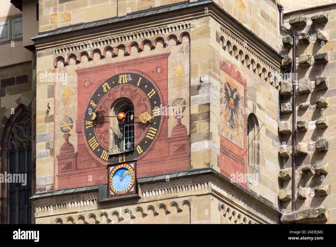 Orologio astronomico presso la torre della chiesa di San Michele, Schwabisch Hall, Baden-Württemberg, Germania Foto Stock