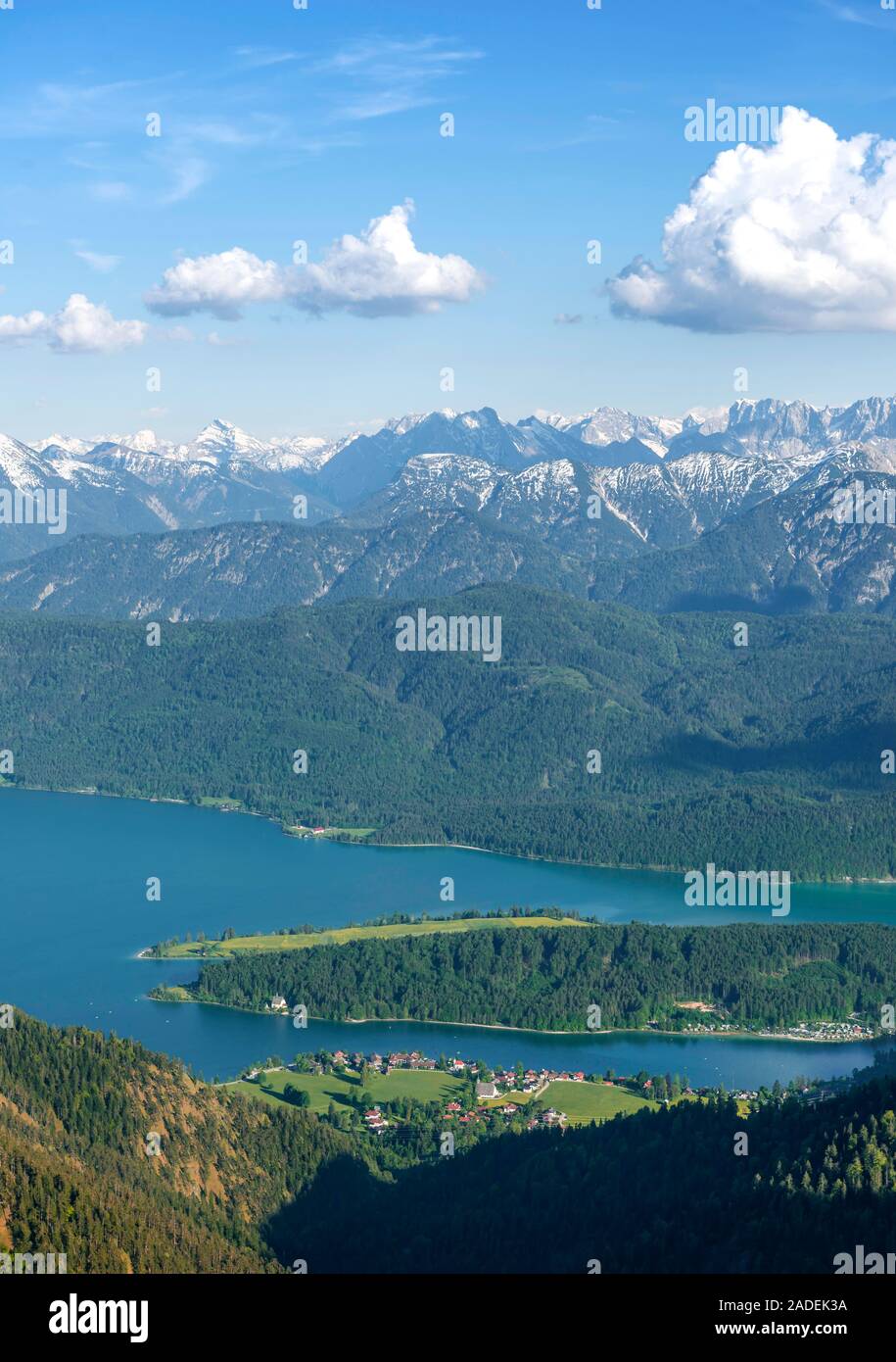 Vista da Herzogstand a Walchensee con il Lago Walchensee, sul retro della catena alpina, Alta Baviera, Baviera, Germania Foto Stock