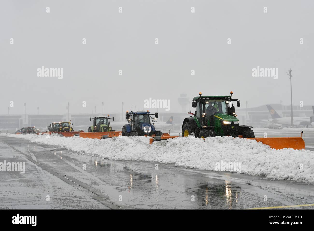 Servizio invernale, spazzaneve all'aeroporto di Monaco di Baviera, Baviera, Baviera, Germania Foto Stock