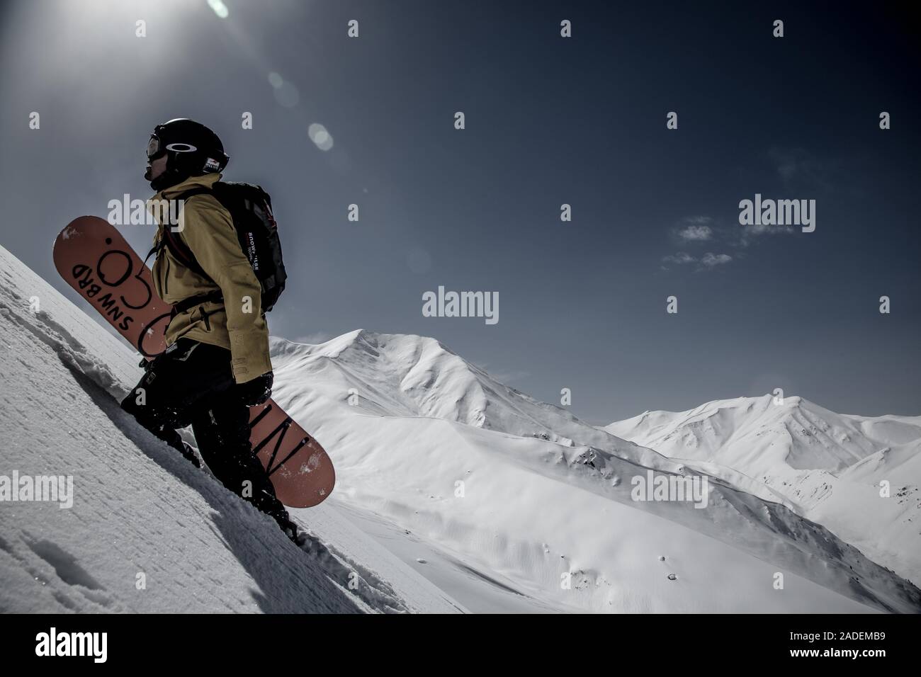 Snowboarder a Heli Snowboarding in Himalaya, Gulmarg, Kashmir India Foto Stock