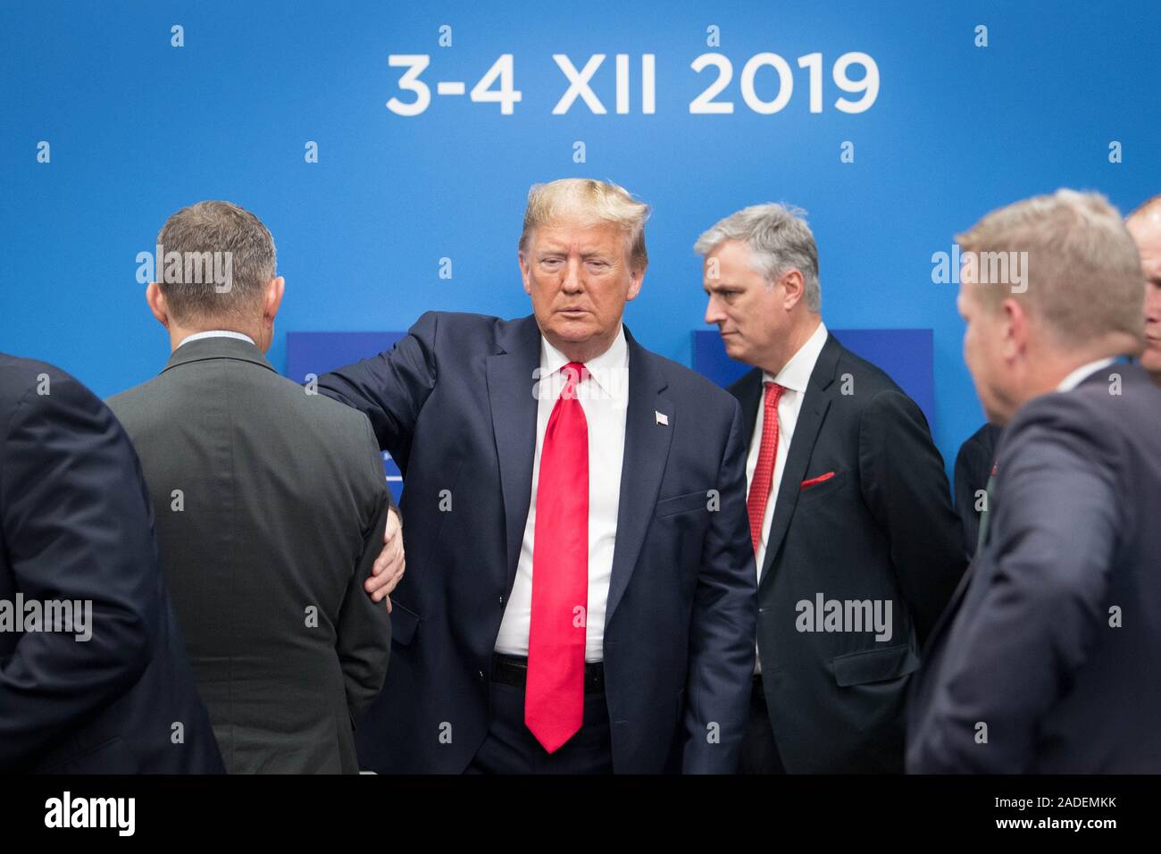 Il presidente statunitense Donald Trump (centro) durante la Nato annuale di capi di Stato e di governo al vertice di The Grove hotel a Watford, Hertfordshire. Foto Stock