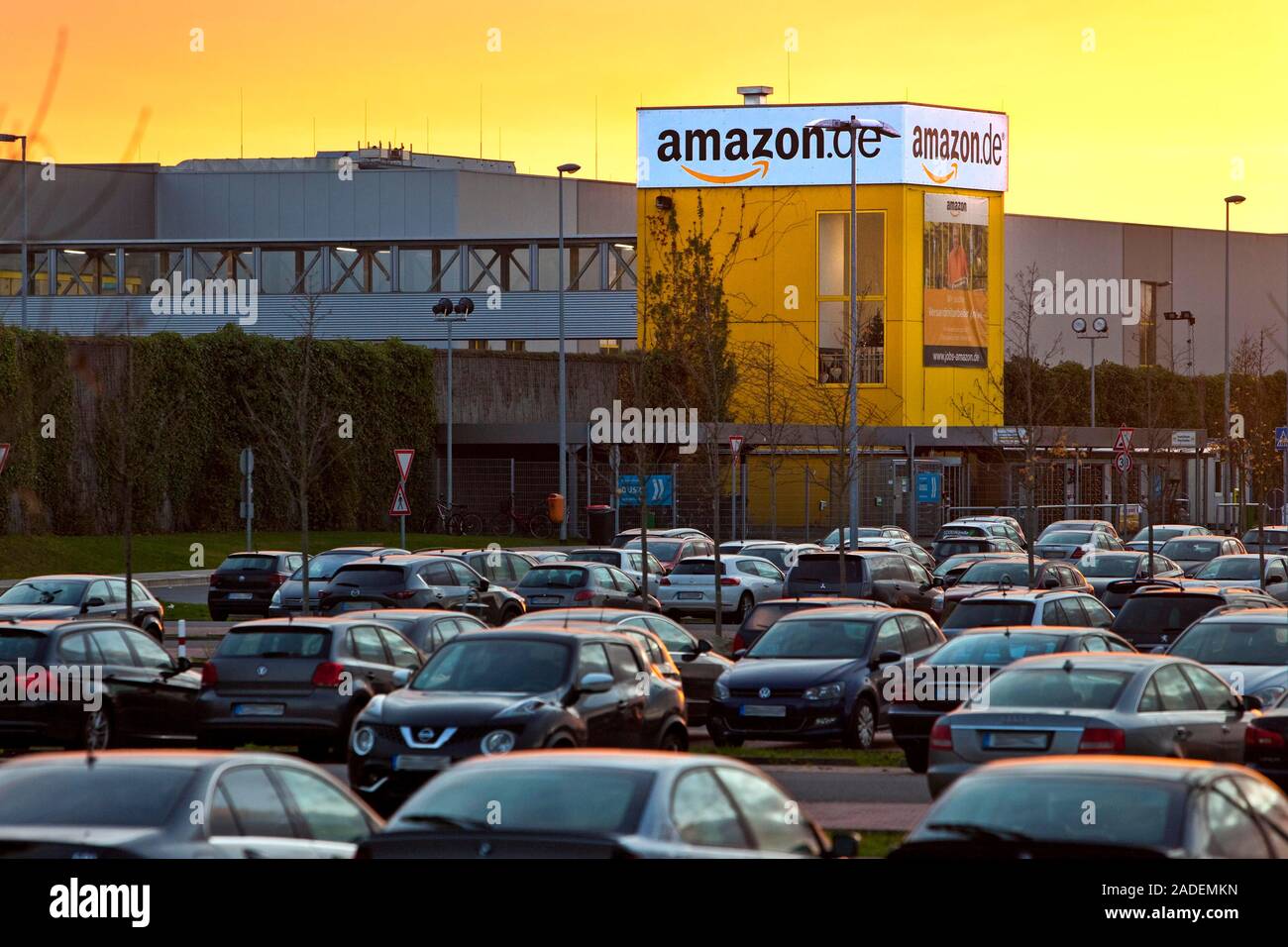 Parcheggio in Amazzonia centro logistico, crepuscolo, Rheinberg, Nord Reno-Westfalia, Germania Foto Stock