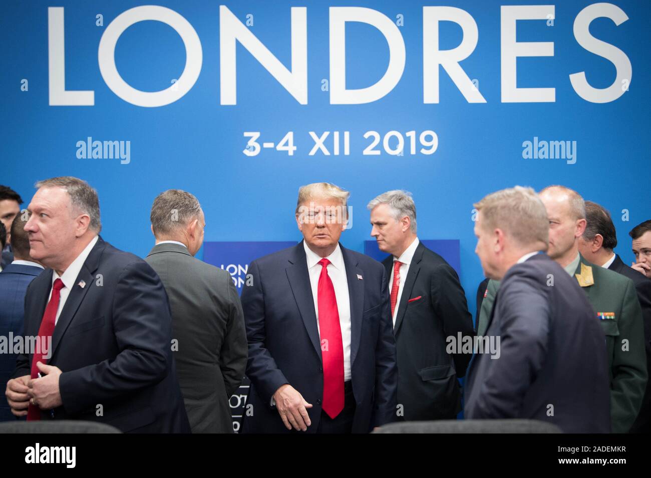 Il presidente statunitense Donald Trump (centro) durante la Nato annuale di capi di Stato e di governo al vertice di The Grove hotel a Watford, Hertfordshire. Foto Stock