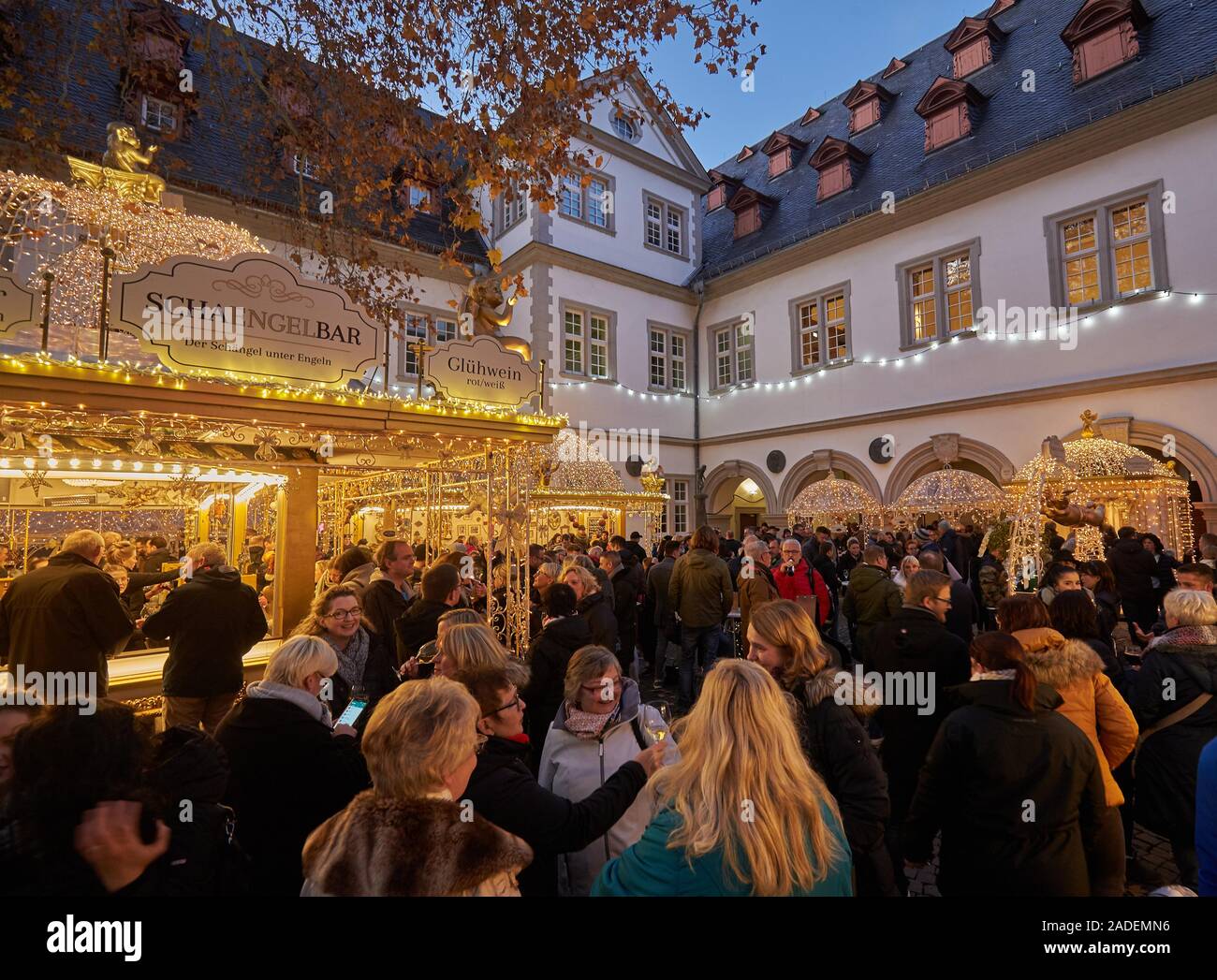 Mercatino di Natale di fronte alla Koblenz Town Hall, Coblenza, Renania-Palatinato, Germania Foto Stock