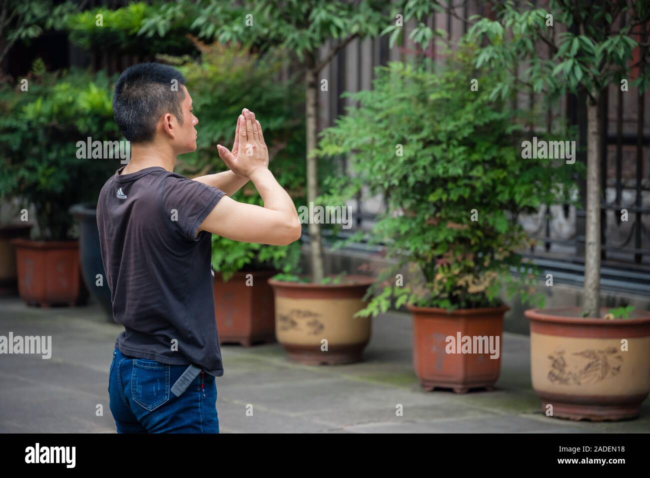 Chengdu, Cina - Luglio 2019 : uomo cinese di pregare e adorare presso il cinese Wenshu tempio buddista Foto Stock