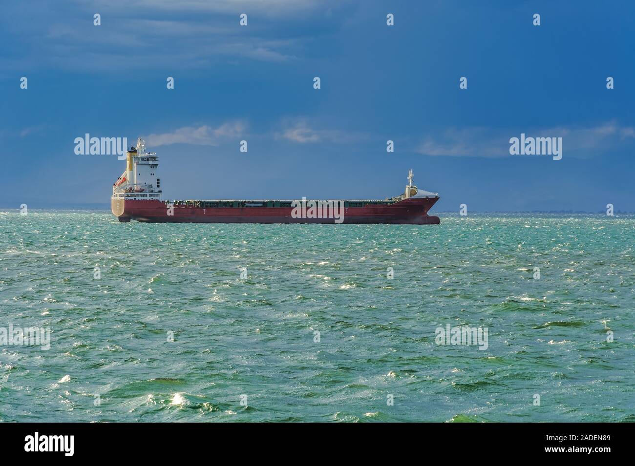 Il trasporto via mare nave da carico secco ormeggiato sul mare con onde di bassa. Freighter merchant bulk carrier nave a sul Golfo Termaico al di fuori del porto di Salonicco. Foto Stock