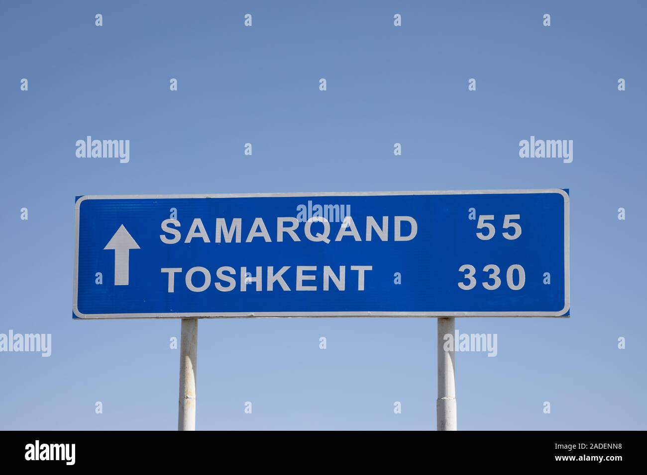 Cartello stradale tashkent samarcanda uzbekistan Foto Stock