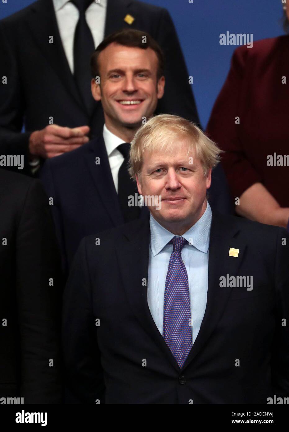 Il primo ministro Boris Johnson (anteriore) con la Francia Presidente Emmanuel Macron durante la Nato annuale di capi di Stato e di governo al vertice di The Grove hotel a Watford, Hertfordshire. Foto Stock