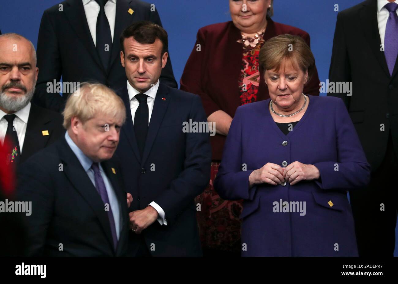 Il primo ministro Boris Johnson (anteriore) con la Francia Presidente Emmanuel Macron e il Cancelliere tedesco Angela Merkel durante la Nato annuale di capi di Stato e di governo al vertice di The Grove hotel a Watford, Hertfordshire. Foto Stock